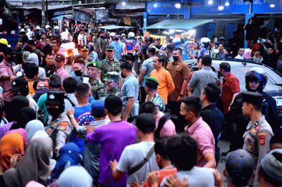 Presiden Joko Widodo membagikan bantuan sembako hingga hamper untuk masyarakat di di Jalan Mayor Oking sekitar Stasiun Bogor, Kota Bogor, Jawa Barat.