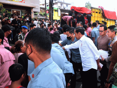 Presiden Joko Widodo membagikan bantuan sembako hingga hamper untuk masyarakat di Jalan Otista, Kota Bogor, Jawa Barat, Jumat (14/4/2023).