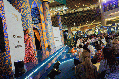 Sejumlah model mengenakan busana muslim karya desainer lokal dalam acara Ramadan Runway 2023 di Mal Kota Kasablanka, Jakarta Selatan, Jumat (14/4/2023).
