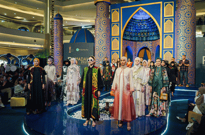 Sejumlah model mengenakan busana muslim karya desainer lokal dalam acara Ramadan Runway 2023 di Mal Kota Kasablanka, Jakarta Selatan, Jumat (14/4/2023).