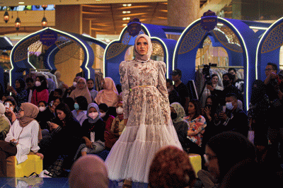 Sejumlah model mengenakan busana muslim karya desainer lokal dalam acara Ramadan Runway 2023 di Mal Kota Kasablanka, Jakarta Selatan, Jumat (14/4/2023).