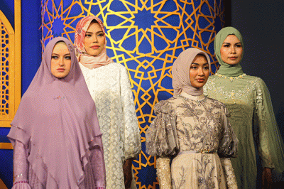 Sejumlah model mengenakan busana muslim karya desainer lokal dalam acara Ramadan Runway 2023 di Mal Kota Kasablanka, Jakarta Selatan, Jumat (14/4/2023).