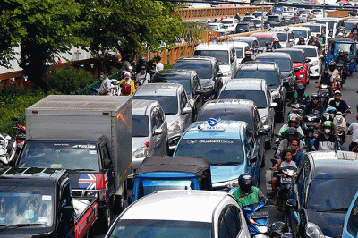 Suasana kemacetan di ruas jalan Pasar Tanah Abang, Jakarta pada akhir pekan di bulan Ramadan, Sabtu (15/4/2023).