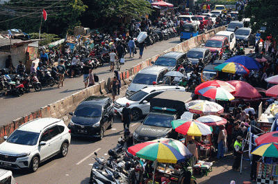 Suasana kemacetan di ruas jalan Pasar Tanah Abang, Jakarta pada akhir pekan di bulan Ramadan, Sabtu (15/4/2023).
