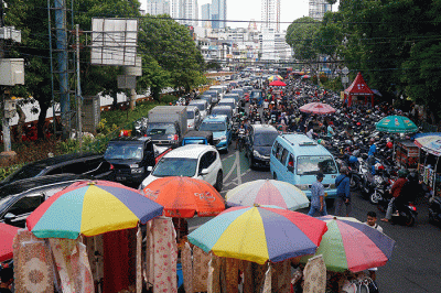 Suasana kemacetan di ruas jalan Pasar Tanah Abang, Jakarta pada akhir pekan di bulan Ramadan, Sabtu (15/4/2023).