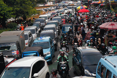 Suasana kemacetan di ruas jalan Pasar Tanah Abang, Jakarta pada akhir pekan di bulan Ramadan, Sabtu (15/4/2023).