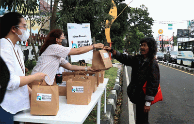 Tak hanya itu, Bank Mandiri juga menyerahkan 133 ribu lebih paket sembako kepada masyarakat yang membutuhkan di berbagai wilayah.