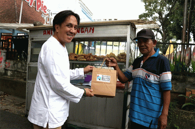 Tak hanya itu, Bank Mandiri juga menyerahkan 133 ribu lebih paket sembako kepada masyarakat yang membutuhkan di berbagai wilayah.