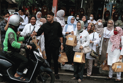 Tak hanya itu, Bank Mandiri juga menyerahkan 133 ribu lebih paket sembako kepada masyarakat yang membutuhkan di berbagai wilayah.