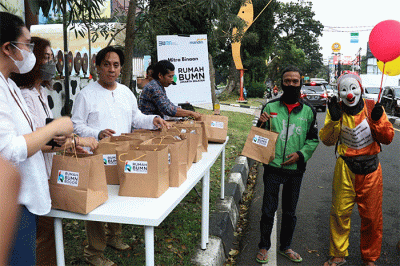 Tak hanya itu, Bank Mandiri juga menyerahkan 133 ribu lebih paket sembako kepada masyarakat yang membutuhkan di berbagai wilayah.
