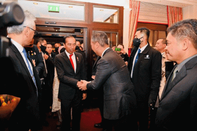 Presiden Joko Widodo dan Iriana Joko Widodo beserta rombongan tiba di Bandara Hannover, Hannover, Jerman, Sabtu (15/4/2023).