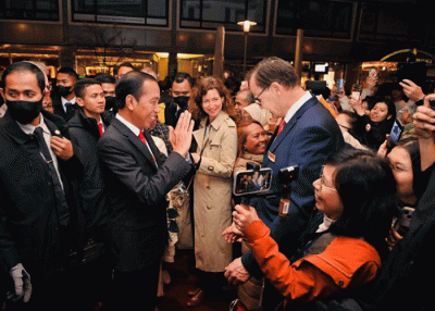 Presiden Joko Widodo dan Iriana Joko Widodo beserta rombongan tiba di Bandara Hannover, Hannover, Jerman, Sabtu (15/4/2023).