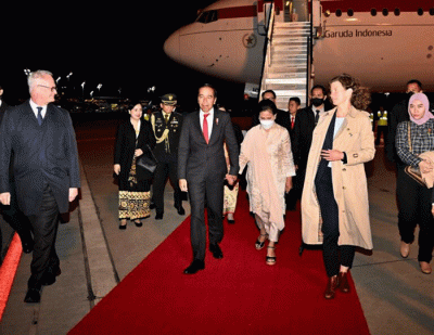 Presiden Joko Widodo dan Iriana Joko Widodo beserta rombongan tiba di Bandara Hannover, Hannover, Jerman, Sabtu (15/4/2023).