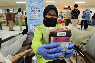 Masyarakat saat mengikuti kegiatan donor darah yang diselenggarakan oleh Gereja Masehi Advent Hari Ketujuh (GMAHK) dengan MNC Life di Jakarta.