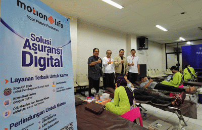 Masyarakat saat mengikuti kegiatan donor darah yang diselenggarakan oleh Gereja Masehi Advent Hari Ketujuh (GMAHK) dengan MNC Life di Jakarta.