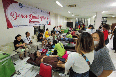 Masyarakat saat mengikuti kegiatan donor darah yang diselenggarakan oleh Gereja Masehi Advent Hari Ketujuh (GMAHK) dengan MNC Life di Jakarta.