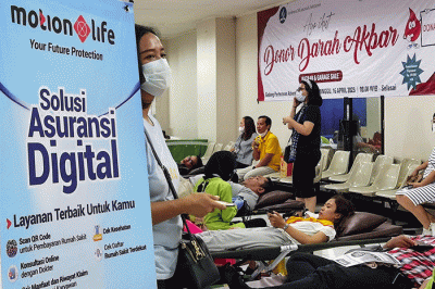 Masyarakat saat mengikuti kegiatan donor darah yang diselenggarakan oleh Gereja Masehi Advent Hari Ketujuh (GMAHK) dengan MNC Life di Jakarta.