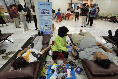 Masyarakat saat mengikuti kegiatan donor darah yang diselenggarakan oleh Gereja Masehi Advent Hari Ketujuh (GMAHK) dengan MNC Life di Jakarta.