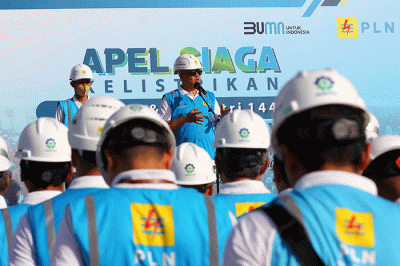 General Manager PLN UID Jakarta Raya, Doddy B. Pangaribuan mengecek peralatan listrik pada kegiatan apel siaga Idul Fitri 2023.