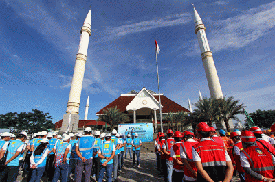 General Manager PLN UID Jakarta Raya, Doddy B. Pangaribuan mengecek peralatan listrik pada kegiatan apel siaga Idul Fitri 2023.