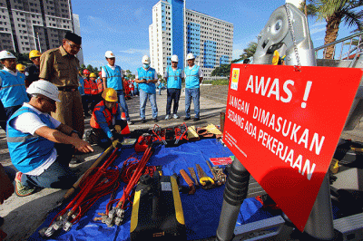 General Manager PLN UID Jakarta Raya, Doddy B. Pangaribuan mengecek peralatan listrik pada kegiatan apel siaga Idul Fitri 2023.