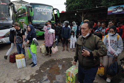 Sejumlah calon penumpang bersiap naik bus di Terminal Bus Pondok Pinang, Jakarta, Minggu (16/4/2023).