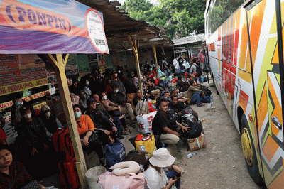 Sejumlah calon penumpang bersiap naik bus di Terminal Bus Pondok Pinang, Jakarta, Minggu (16/4/2023).