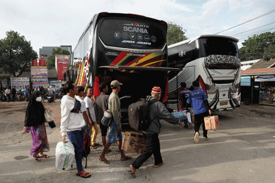 Sejumlah calon penumpang bersiap naik bus di Terminal Bus Pondok Pinang, Jakarta, Minggu (16/4/2023).