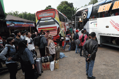 Sejumlah calon penumpang bersiap naik bus di Terminal Bus Pondok Pinang, Jakarta, Minggu (16/4/2023).