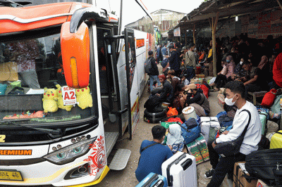 Sejumlah calon penumpang bersiap naik bus di Terminal Bus Pondok Pinang, Jakarta, Minggu (16/4/2023).