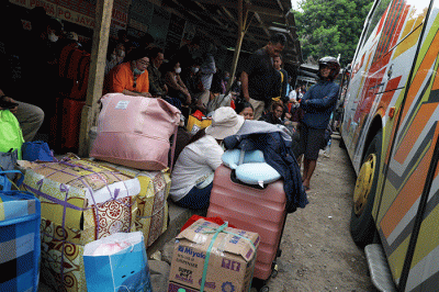 Sejumlah calon penumpang bersiap naik bus di Terminal Bus Pondok Pinang, Jakarta, Minggu (16/4/2023).