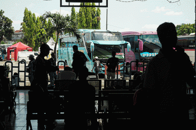 Sejumlah pemudik menunggu keberangkatan bus tujuan kampung halaman di Terminal Kampung Rambutan, Jakarta Timur, Senin (17/4/2023).