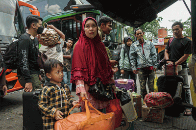 Sejumlah pemudik menunggu keberangkatan bus tujuan kampung halaman di Terminal Kampung Rambutan, Jakarta Timur, Senin (17/4/2023).