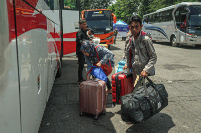 Sejumlah pemudik menunggu keberangkatan bus tujuan kampung halaman di Terminal Kampung Rambutan, Jakarta Timur, Senin (17/4/2023).
