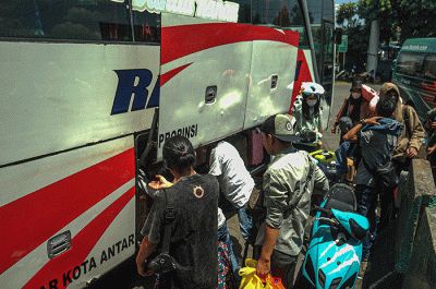 Sejumlah pemudik menunggu keberangkatan bus tujuan kampung halaman di Terminal Kampung Rambutan, Jakarta Timur, Senin (17/4/2023).