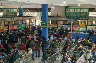 Sejumlah pemudik menunggu keberangkatan bus tujuan kampung halaman di Terminal Kampung Rambutan, Jakarta Timur, Senin (17/4/2023).