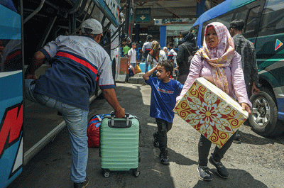 Sejumlah pemudik menunggu keberangkatan bus tujuan kampung halaman di Terminal Kampung Rambutan, Jakarta Timur, Senin (17/4/2023).