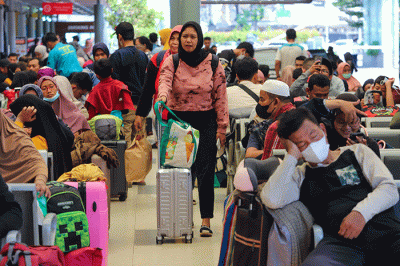 Penumpang bersiap menunggu keberangkatan Kereta Api di Stasiun Pasar Senen, Jakarta Pusat, Senin (17/4/2023).