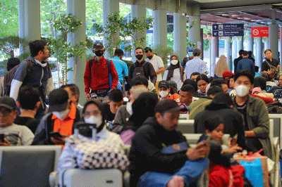 Penumpang bersiap menunggu keberangkatan Kereta Api di Stasiun Pasar Senen, Jakarta Pusat, Senin (17/4/2023).