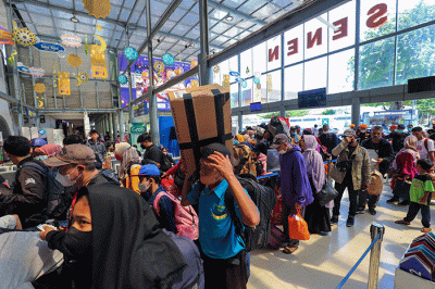 Penumpang bersiap menunggu keberangkatan Kereta Api di Stasiun Pasar Senen, Jakarta Pusat, Senin (17/4/2023).