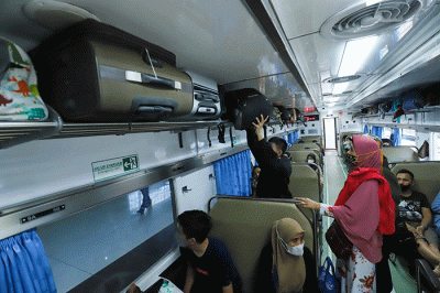 Penumpang bersiap menunggu keberangkatan Kereta Api di Stasiun Pasar Senen, Jakarta Pusat, Senin (17/4/2023).