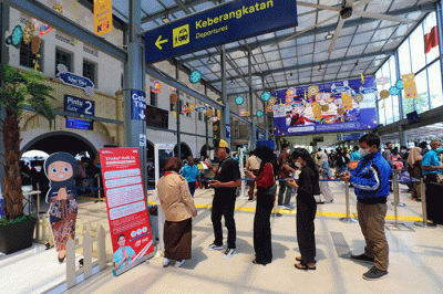 Penumpang bersiap menunggu keberangkatan Kereta Api di Stasiun Pasar Senen, Jakarta Pusat, Senin (17/4/2023).