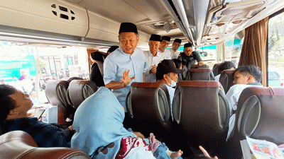 Pelepasan keberangkatan peserta mudik bareng NU-Bank Mandiri di Kantor Pusat PBNU Kramat, Jakarta, Minggu (16/4/2023).