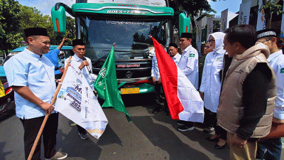 Pelepasan keberangkatan peserta mudik bareng NU-Bank Mandiri di Kantor Pusat PBNU Kramat, Jakarta, Minggu (16/4/2023).