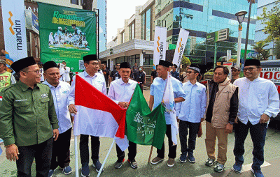 Pelepasan keberangkatan peserta mudik bareng NU-Bank Mandiri di Kantor Pusat PBNU Kramat, Jakarta, Minggu (16/4/2023).