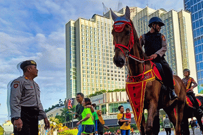 Petugas kepolisian berkuda saat patroli pengamanan di kawasan Car Free Day, Jakarta, Minggu (16/4/2023).