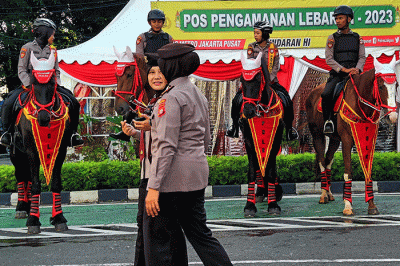Petugas kepolisian berkuda saat patroli pengamanan di kawasan Car Free Day, Jakarta, Minggu (16/4/2023).