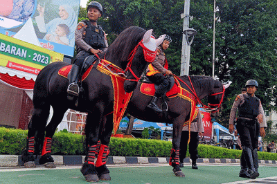 Petugas kepolisian berkuda saat patroli pengamanan di kawasan Car Free Day, Jakarta, Minggu (16/4/2023).