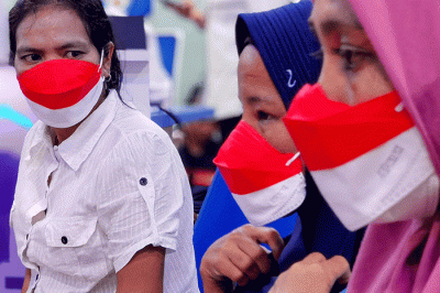 Kepala BP2MI Benny Ramdhani saat berbincang dengan pekerja migran Indonesia yang akan dipulangkan ke beberapa daerah di Indonesia di Jakarta.