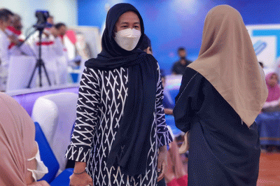 Kepala BP2MI Benny Ramdhani saat berbincang dengan pekerja migran Indonesia yang akan dipulangkan ke beberapa daerah di Indonesia di Jakarta.